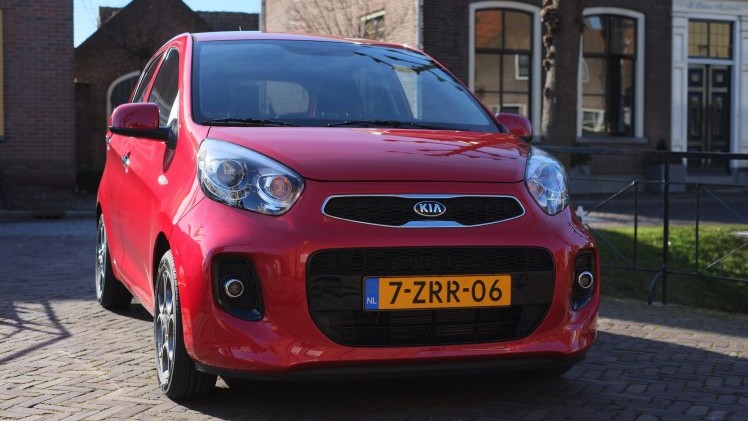 Ingrijpend kun je de facelift van de Picanto niet noemen. Wel brengt de update wat kleine aanpassingen, die hem net weer een beetje beter maken. Wij reden hem over de dijken rond Utrecht.