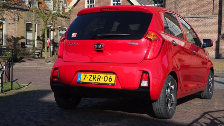 Ingrijpend kun je de facelift van de Picanto niet noemen. Wel brengt de update wat kleine aanpassingen, die hem net weer een beetje beter maken. Wij reden hem over de dijken rond Utrecht.