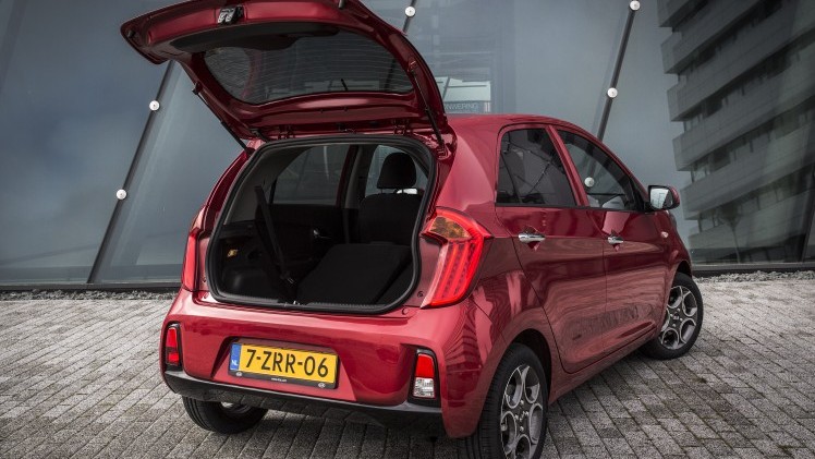 Ingrijpend kun je de facelift van de Picanto niet noemen. Wel brengt de update wat kleine aanpassingen, die hem net weer een beetje beter maken. Wij reden hem over de dijken rond Utrecht.