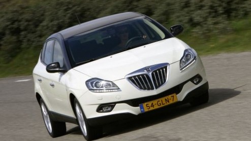 Kijk aan, Lancia bestormt het dieselfront in zijn klasse met de nieuwe Twin Turbo diesel. Deze nieuwe krachtige MuliJet is 1.9 liter groot en levert liefst 190 pk. Daardoor zijn pittige prestaties mog