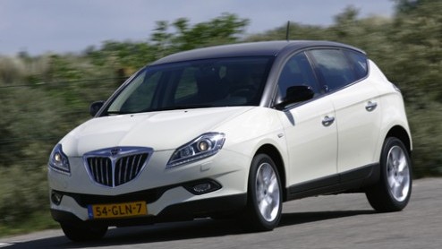 De langverwachte aanwinst van Lancia, de Delta, heeft een prijskaartje gekregen. Vanaf volgende maand staat de Italiaan bij de dealer; de importeur heeft zelfs een Lancia Test Centre beschikbaar.