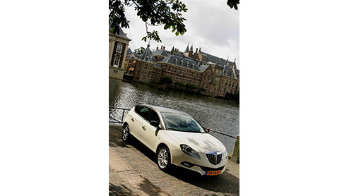 De langverwachte aanwinst van Lancia, de Delta, heeft een prijskaartje gekregen. Vanaf volgende maand staat de Italiaan bij de dealer; de importeur heeft zelfs een Lancia Test Centre beschikbaar.