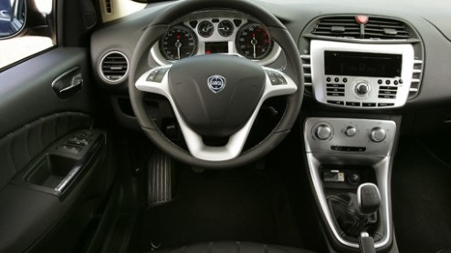 De langverwachte aanwinst van Lancia, de Delta, heeft een prijskaartje gekregen. Vanaf volgende maand staat de Italiaan bij de dealer; de importeur heeft zelfs een Lancia Test Centre beschikbaar.