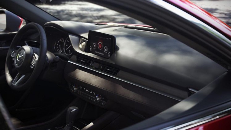 Mazda voert op de 6 diverse detailverbeteringen door.