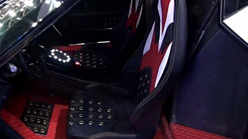Op de Dubai Motor Show toont de onbekende autofabrikant Defining Extreme Vehicles Car Industry LLC deze Devel Sixteen. Een serieuze supercar met naar verluidt meer dan 6.000 pk.