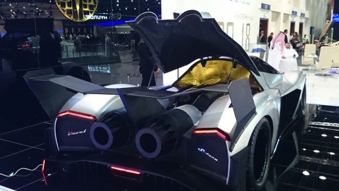 Op de Dubai Motor Show toont de onbekende autofabrikant Defining Extreme Vehicles Car Industry LLC deze Devel Sixteen. Een serieuze supercar met naar verluidt meer dan 6.000 pk.