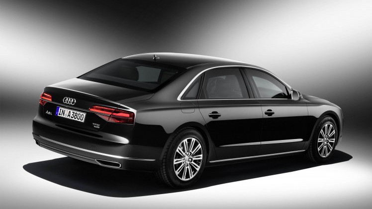 De Audi A8 voldoet als A8 L Security nu aan de VR 9 norm voor bepantsering en is daarmee een zwaar beveiligde limousine voor belangrijke mensen zoals politici en hoogwaardigheidsbekleders