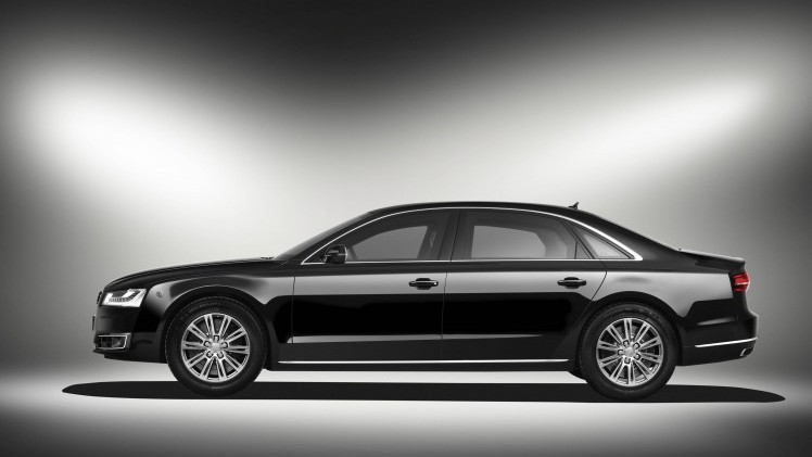 De Audi A8 voldoet als A8 L Security nu aan de VR 9 norm voor bepantsering en is daarmee een zwaar beveiligde limousine voor belangrijke mensen zoals politici en hoogwaardigheidsbekleders