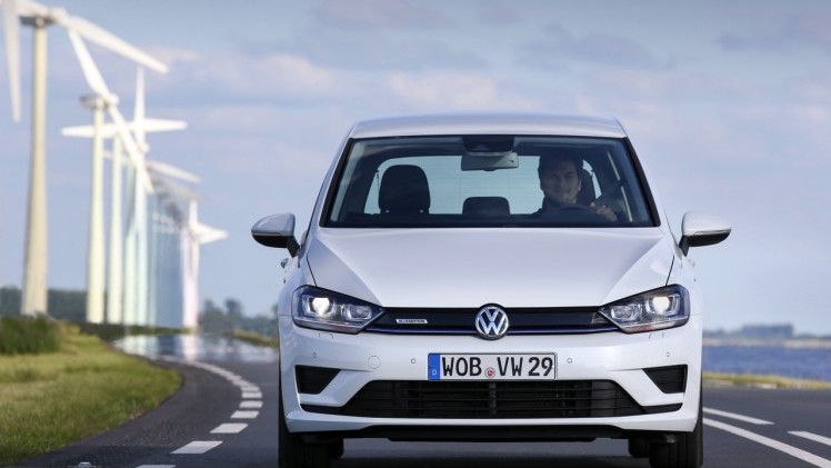 Autotest Volkswagen Golf 1.0 TSI BlueMotion, de eerste Golf met driecilinder turbomotor en verkrijgbaar met handgeschakelde zesbak of zeventrapsautomaat. De Golf voor iedereen!