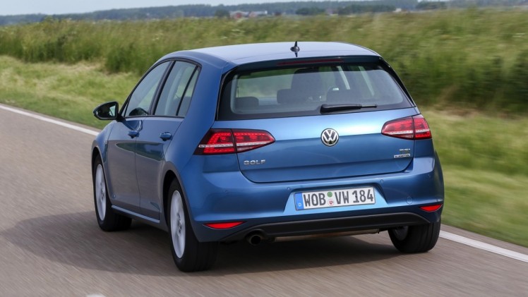 Autotest Volkswagen Golf 1.0 TSI BlueMotion, de eerste Golf met driecilinder turbomotor en verkrijgbaar met handgeschakelde zesbak of zeventrapsautomaat. De Golf voor iedereen!