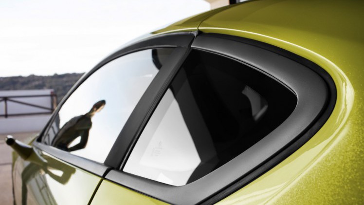 De Rinspeed Etos is een zelfrijdende concept auto die wordt gepresenteerd op CES Las Vegas. Hij heeft een Nederlands tintje dankzij een glow-in-the-dark interieur van Stahl.