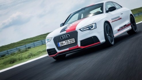 Audi heeft een prototype ontwikkeld van een RS5 Coup met een hoogpotente dieselmotor in de neus. De 3.0 liter TDI-krachtbron krijgt bijval van een elektrische turbo die het vermogen flink opstuwt