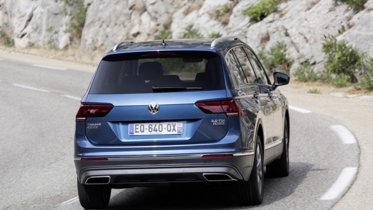 Nog voordat de auto in de showroom staat wordt de Volkswagen Tiguan Allspace al uitgebreid met de 2 liter TSI motoren.