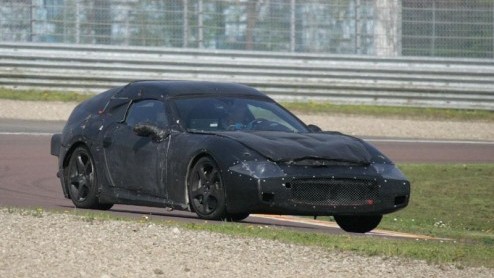 Hij is er weer! De Ferrari Dino komt een stukje dichterbij. Het beeldmateriaal toont een eerste studiemodel van dit raspaardje, die echter alleen nog hevig gecamoufleerd te zien is. Na ruim 33 jaar mo