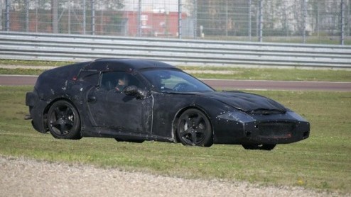 Hij is er weer! De Ferrari Dino komt een stukje dichterbij. Het beeldmateriaal toont een eerste studiemodel van dit raspaardje, die echter alleen nog hevig gecamoufleerd te zien is. Na ruim 33 jaar mo