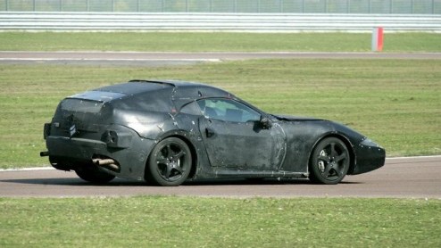 Hij is er weer! De Ferrari Dino komt een stukje dichterbij. Het beeldmateriaal toont een eerste studiemodel van dit raspaardje, die echter alleen nog hevig gecamoufleerd te zien is. Na ruim 33 jaar mo