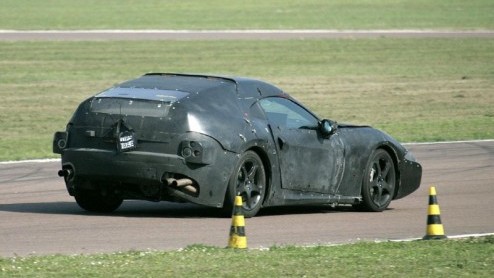 Hij is er weer! De Ferrari Dino komt een stukje dichterbij. Het beeldmateriaal toont een eerste studiemodel van dit raspaardje, die echter alleen nog hevig gecamoufleerd te zien is. Na ruim 33 jaar mo