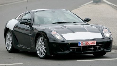 Het rijdend bewijs van de Ferrari Dino is binnen. De exclusieve videobeelden tonen de Dino in een mule. Het koetswerk van de 599 GTB Fiorano werd gebruikt om ons om te tuin te leiden, dus op dat gebie