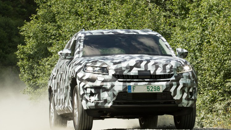 De Skoda Kodiaq SUV komt begin 2017 op de markt en dit zijn de eerste rijbeelden. We weten nu ook welke motoren en welke luxe de zevenzitter te bieden heeft.