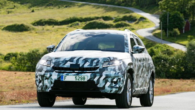De Skoda Kodiaq SUV komt begin 2017 op de markt en dit zijn de eerste rijbeelden. We weten nu ook welke motoren en welke luxe de zevenzitter te bieden heeft.