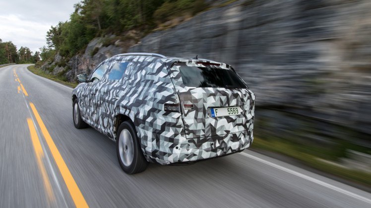 De Skoda Kodiaq SUV komt begin 2017 op de markt en dit zijn de eerste rijbeelden. We weten nu ook welke motoren en welke luxe de zevenzitter te bieden heeft.