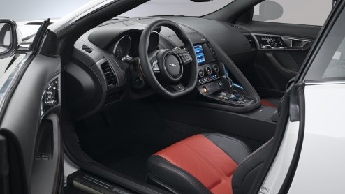 Jaguar heeft de F-Type Coup onthuld. De coup komt direct ook als F-Type R Coup beschikbaar met een tot 550 pk opgepompte 5.0 liter V8 Supercharged.