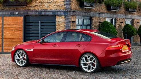 Vanochtend zagen we hem al even voorbij vliegen, maar zojuist is de Jaguar XE officieel onthuld tijdens een groot evenement in Londen. De opvolger van de X-Type zet de aanval in op de BMW 3 Serie.