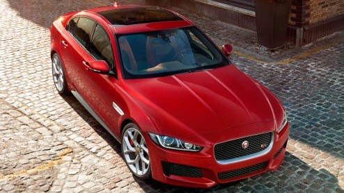 Vanochtend zagen we hem al even voorbij vliegen, maar zojuist is de Jaguar XE officieel onthuld tijdens een groot evenement in Londen. De opvolger van de X-Type zet de aanval in op de BMW 3 Serie.