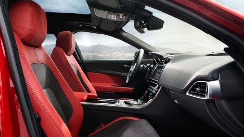 Vanochtend zagen we hem al even voorbij vliegen, maar zojuist is de Jaguar XE officieel onthuld tijdens een groot evenement in Londen. De opvolger van de X-Type zet de aanval in op de BMW 3 Serie.