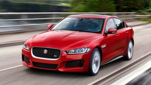 Vanochtend zagen we hem al even voorbij vliegen, maar zojuist is de Jaguar XE officieel onthuld tijdens een groot evenement in Londen. De opvolger van de X-Type zet de aanval in op de BMW 3 Serie.