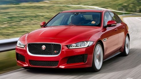 Vanochtend zagen we hem al even voorbij vliegen, maar zojuist is de Jaguar XE officieel onthuld tijdens een groot evenement in Londen. De opvolger van de X-Type zet de aanval in op de BMW 3 Serie.