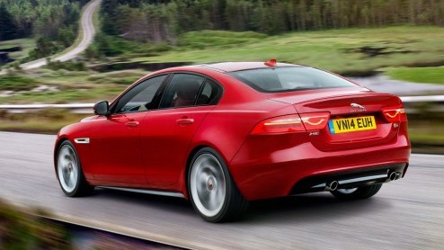 Vanochtend zagen we hem al even voorbij vliegen, maar zojuist is de Jaguar XE officieel onthuld tijdens een groot evenement in Londen. De opvolger van de X-Type zet de aanval in op de BMW 3 Serie.