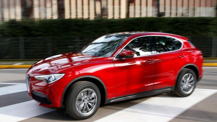 De Alfa Romeo Stelvio was alleen nog in de sportieve Quadriofoglio-uitvoering gepresenteerd, maar nu is er ook beeld van de standaardversie.
