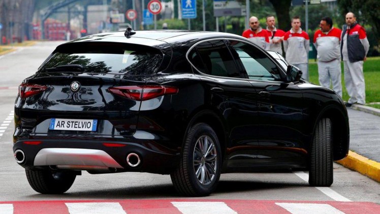 De Alfa Romeo Stelvio was alleen nog in de sportieve Quadriofoglio-uitvoering gepresenteerd, maar nu is er ook beeld van de standaardversie.
