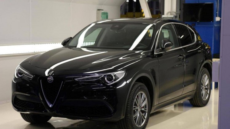 De Alfa Romeo Stelvio was alleen nog in de sportieve Quadriofoglio-uitvoering gepresenteerd, maar nu is er ook beeld van de standaardversie.