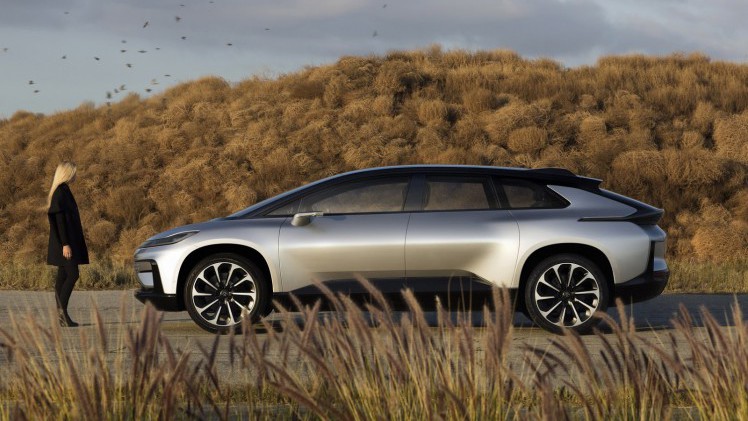 Na een lange teasercampagne en goed gecamoufleerde testexemplaren kunnen we nu dan een blik werpen op Faraday Futures eerste auto: de FF 91. De prestaties zijn indrukwekkend.