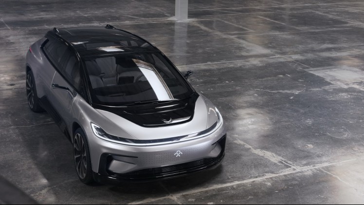 Na een lange teasercampagne en goed gecamoufleerde testexemplaren kunnen we nu dan een blik werpen op Faraday Futures eerste auto: de FF 91. De prestaties zijn indrukwekkend.