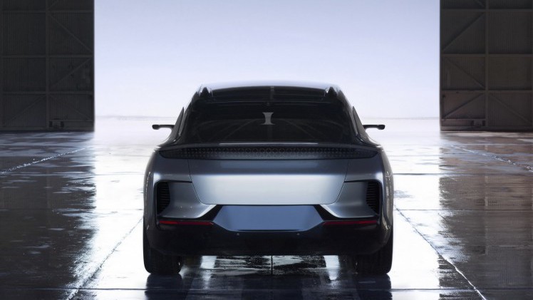 Na een lange teasercampagne en goed gecamoufleerde testexemplaren kunnen we nu dan een blik werpen op Faraday Futures eerste auto: de FF 91. De prestaties zijn indrukwekkend.