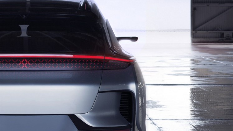 Na een lange teasercampagne en goed gecamoufleerde testexemplaren kunnen we nu dan een blik werpen op Faraday Futures eerste auto: de FF 91. De prestaties zijn indrukwekkend.