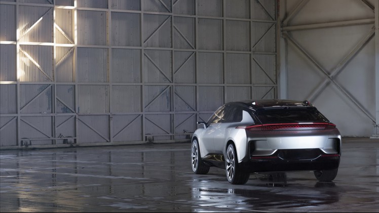 Na een lange teasercampagne en goed gecamoufleerde testexemplaren kunnen we nu dan een blik werpen op Faraday Futures eerste auto: de FF 91. De prestaties zijn indrukwekkend.