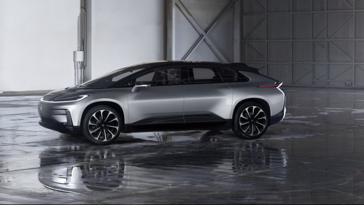 Na een lange teasercampagne en goed gecamoufleerde testexemplaren kunnen we nu dan een blik werpen op Faraday Futures eerste auto: de FF 91. De prestaties zijn indrukwekkend.