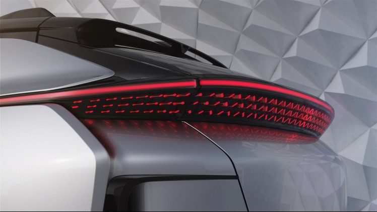 Na een lange teasercampagne en goed gecamoufleerde testexemplaren kunnen we nu dan een blik werpen op Faraday Futures eerste auto: de FF 91. De prestaties zijn indrukwekkend.