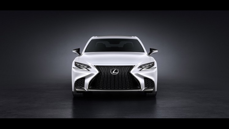 Voorafgaand aan de autoshow van New York heeft Lexus alvast het doek getrokken van de nieuwe, 421 pk sterke LS 500 F Sport. De auto komt ook als hybride.