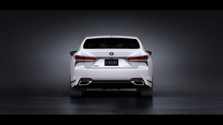 Voorafgaand aan de autoshow van New York heeft Lexus alvast het doek getrokken van de nieuwe, 421 pk sterke LS 500 F Sport. De auto komt ook als hybride.