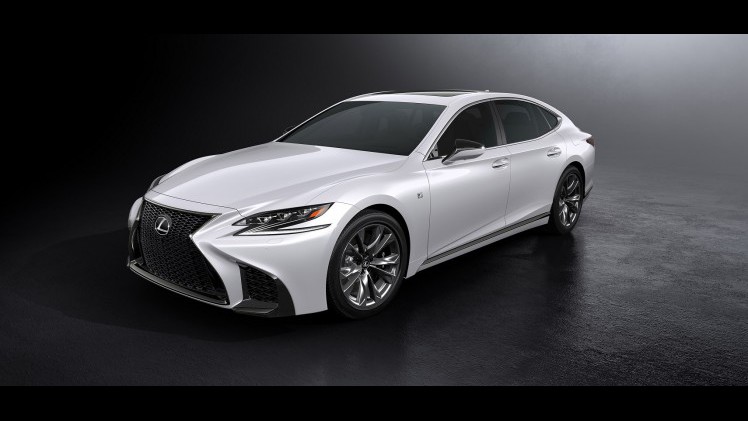 Voorafgaand aan de autoshow van New York heeft Lexus alvast het doek getrokken van de nieuwe, 421 pk sterke LS 500 F Sport. De auto komt ook als hybride.