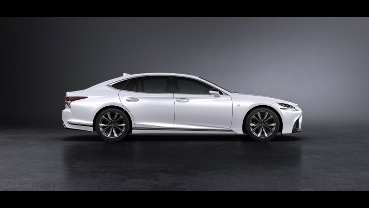 Voorafgaand aan de autoshow van New York heeft Lexus alvast het doek getrokken van de nieuwe, 421 pk sterke LS 500 F Sport. De auto komt ook als hybride.