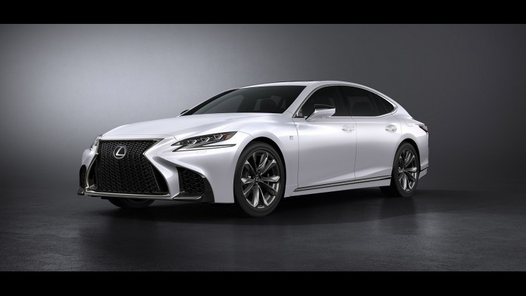 Voorafgaand aan de autoshow van New York heeft Lexus alvast het doek getrokken van de nieuwe, 421 pk sterke LS 500 F Sport. De auto komt ook als hybride.
