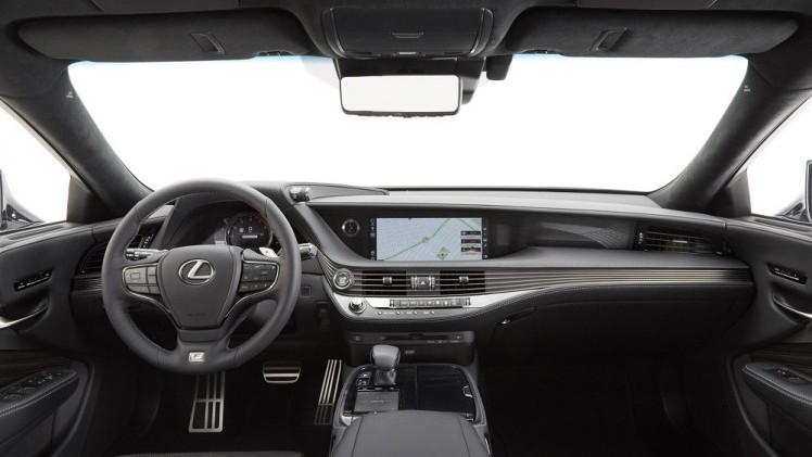 Voorafgaand aan de autoshow van New York heeft Lexus alvast het doek getrokken van de nieuwe, 421 pk sterke LS 500 F Sport. De auto komt ook als hybride.