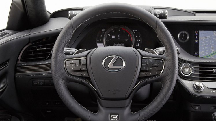 Voorafgaand aan de autoshow van New York heeft Lexus alvast het doek getrokken van de nieuwe, 421 pk sterke LS 500 F Sport. De auto komt ook als hybride.