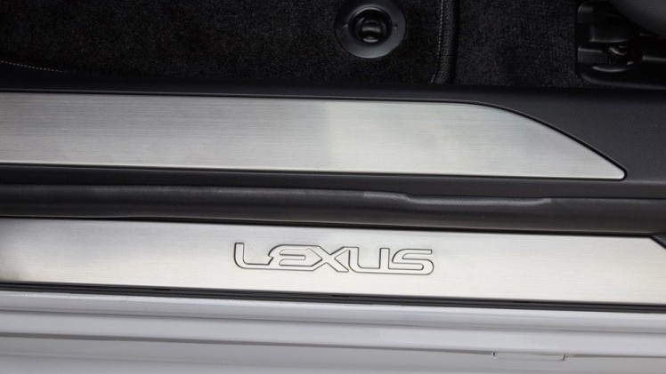 Voorafgaand aan de autoshow van New York heeft Lexus alvast het doek getrokken van de nieuwe, 421 pk sterke LS 500 F Sport. De auto komt ook als hybride.